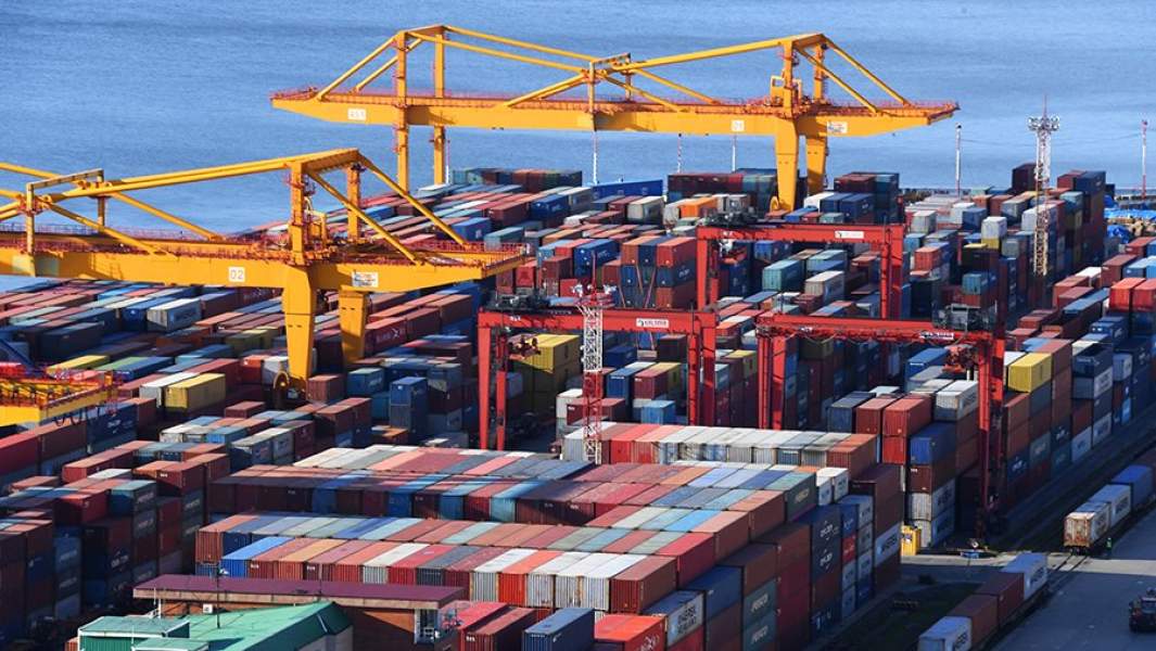 Грузовые контейнеры во Владивостокском морском торговом порту