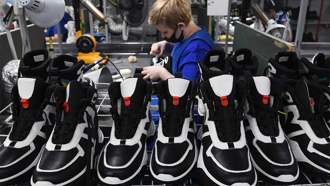 Сотрудник на этапе производства спортивной обуви