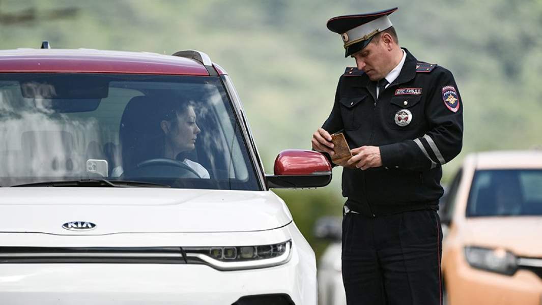 Сотрудник ДПС ГИБДД проверяет документы у водителя в Крыму