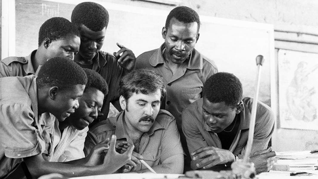 Советский преподаватель Андрей Тертычный проводит занятия с конголезскими студентами в сельскохозяйственном лицее имени Амилкара Кабрала