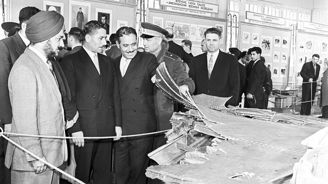Военные атташе посольств иностранных государств на выставке остатков американского самолета-шпиона U-2