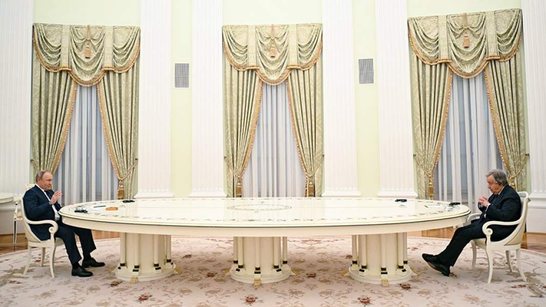Владимир Путин и генеральный секретарь ООН Антониу Гутерреш во время встречи, апрель 2022 года