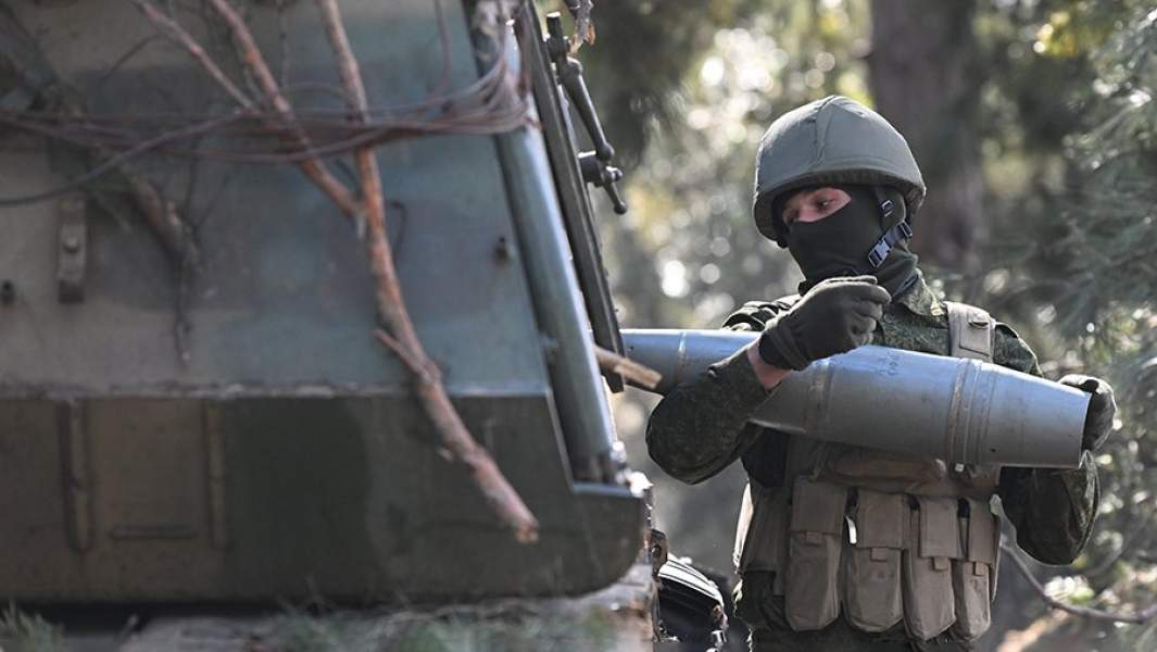 Военнослужащий артиллерийского расчета самоходной артиллерийской установки «Мста-С» укладывает боекомплект на боевой позиции