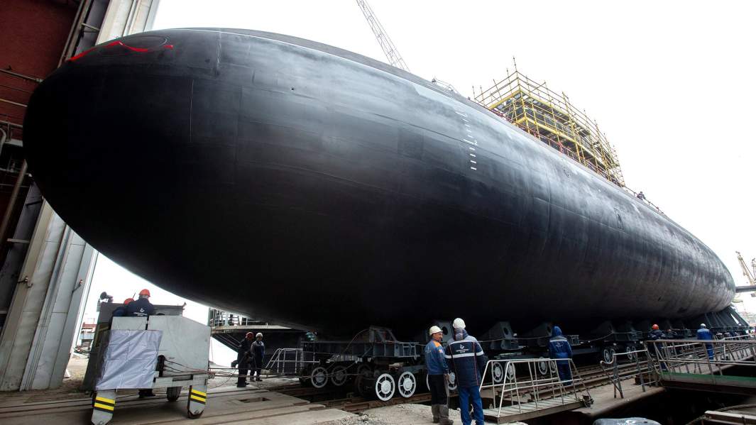 Дизель-электрическая подводная лодка "Можайск" проекта 636 во время торжественной церемонии спуска на воду на территории АО "Адмиралтейские верфи" в Санкт-Петербурге