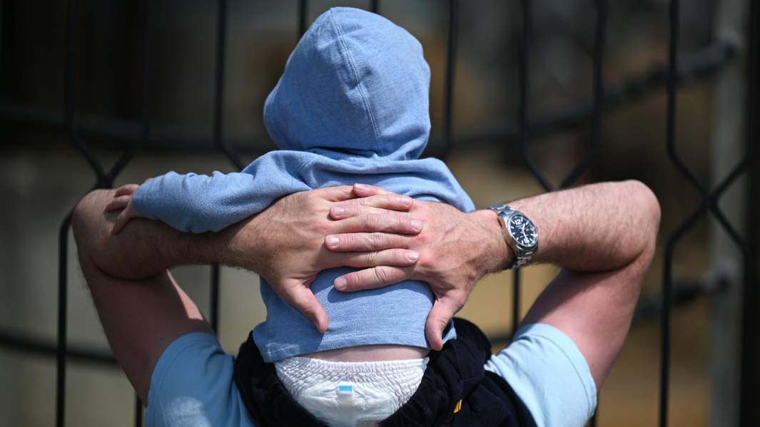 отец с ребенком