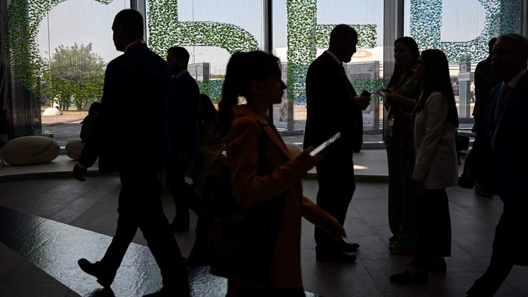 люди со смартфонами