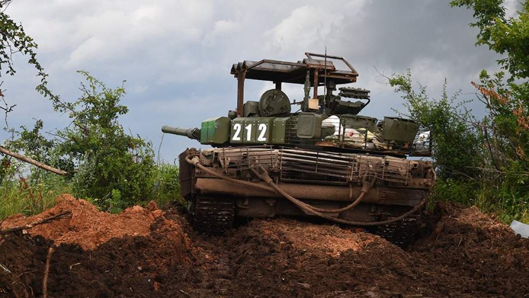 Танк Т-80 военнослужащих ВС РФ 200-й мотострелковой бригады на огневой позиции в зоне проведения СВО