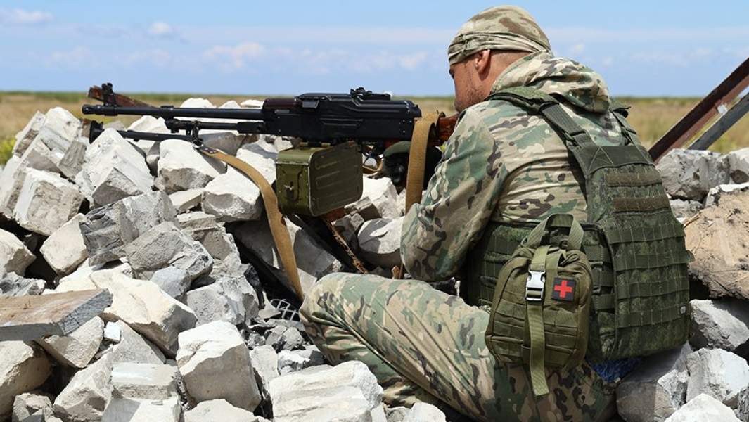 Военнослужащий отряда спецназначения на огневой позиции в зоне спецоперации