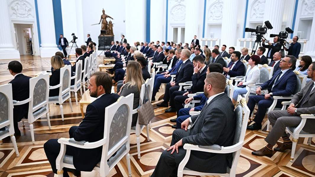 Выпускники Российской академии народного хозяйства и государственной службы при Президенте РФ (РАНХиГС) на встрече с президентом РФ Владимиром Путиным в Кремле