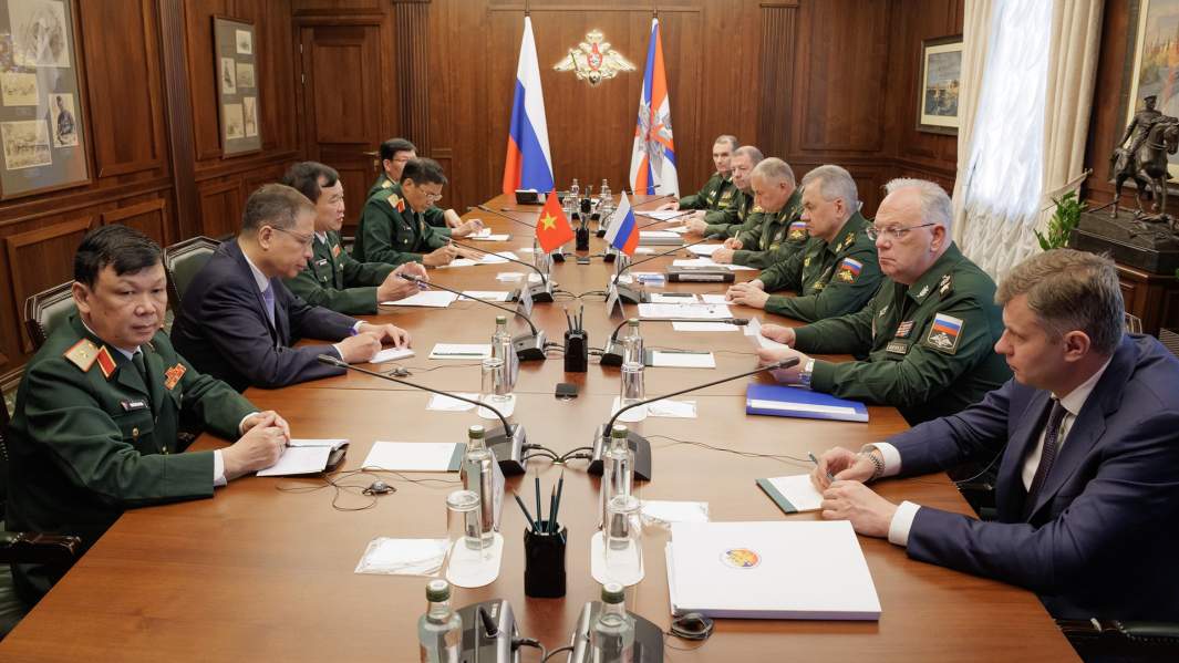 Министр обороны РФ Сергей Шойгу (третий справа) и заместитель министра обороны Вьетнама Хоанг Суан Тиен (третий слева) во время встречи в Москве