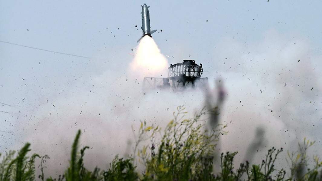 Зенитный ракетный комплекс «Оса» второго армейского корпуса Южной группировки войск ведет огонь по цели на южном направлении