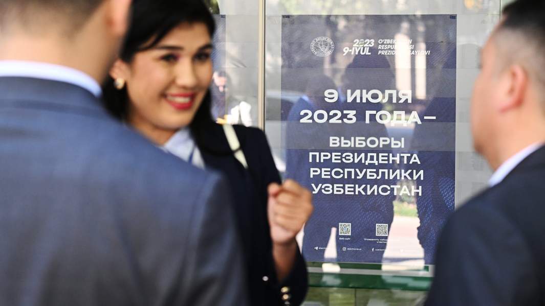 Предвыборный плакат на избирательном участке № 115 в Ташкенте