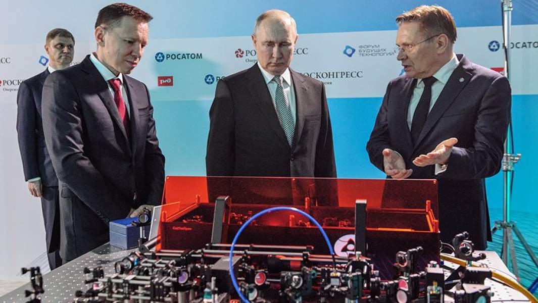 Президент РФ Владимир Путин осматривает выставку передовых разработок в области квантовых технологий госкорпорации «Росатом» и ОАО «РЖД». Выставка проходит в рамках форума будущих технологий «Вычисления и связь. Квантовый мир». Справа: генеральный директор госкорпорации «Росатом» Алексей Лихачев. На первом плане слева: сооснователь Российского квантового центра Руслан Юнусов