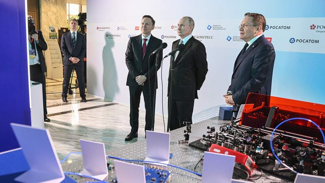 Президент РФ Владимир Путин осматривает выставку передовых разработок в области квантовых технологий госкорпорации «Росатом» и ОАО «РЖД». Выставка проходит в рамках форума будущих технологий «Вычисления и связь. Квантовый мир» в Москве