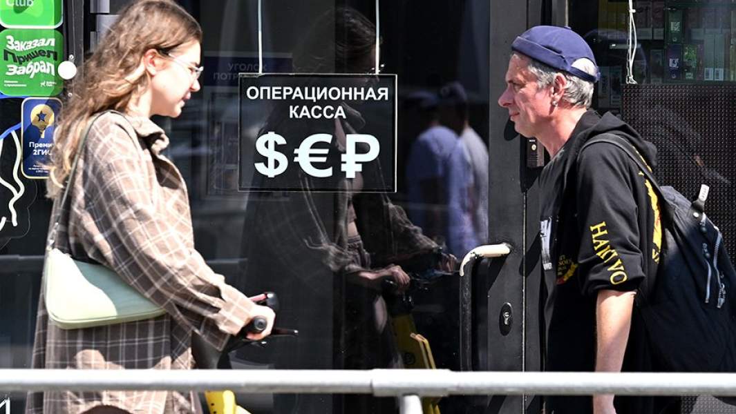 Люди возле пункта обмена валют в Москве