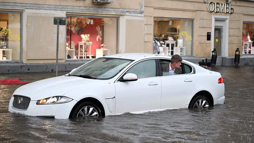 Автомобиль на подтопленной улице в результате ливня в Москве