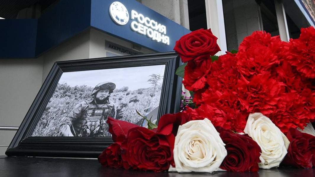 Фотография в память о погибшем военном корреспонденте «РИА Новости» Ростиславе Журавлеве, выставленная перед зданием международного информационного агентства «Россия сегодня» в Москве