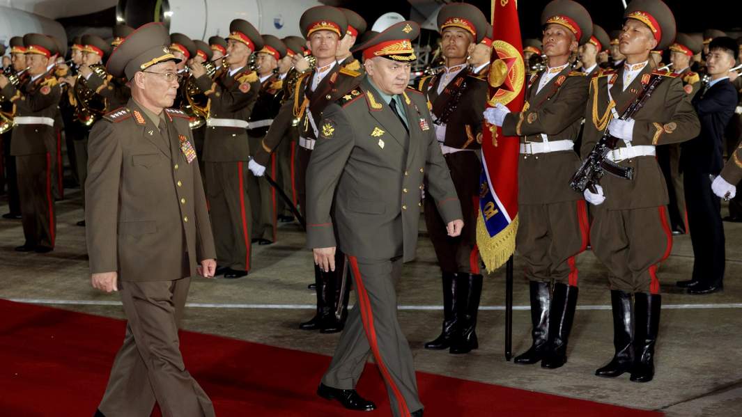 Министр обороны КНДР генерал армии Кан Сун Нам (слева) и министр обороны РФ Сергей Шойгу в аэропорту Сунан