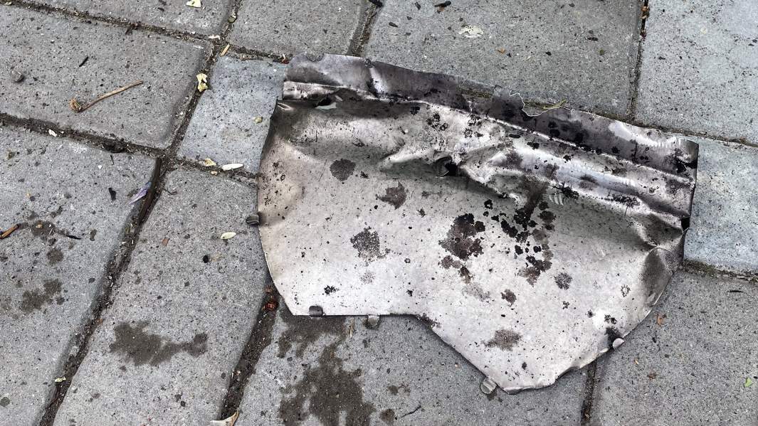 Фрагмент переоборудованной в ударный вариант зенитной ракеты комплекса ПВО С-200 ВСУ на одной из улиц Таганрога