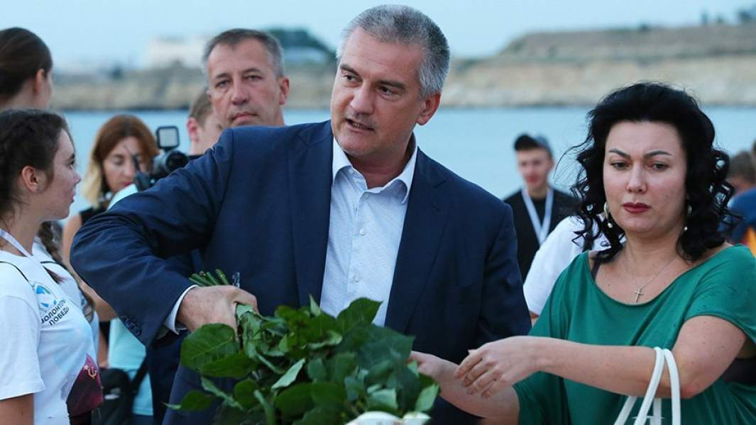 Глава Республики Крым Сергей Аксенов с министром культуры Крыма Ариной Новосельской в Херсоне, 2018 год