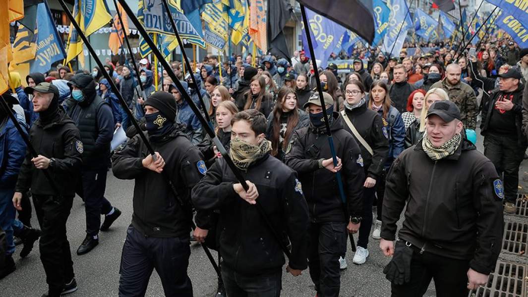 Марш националистов в Киеве по случаю Дня защитников и защитниц Украины и годовщины образования Украинской повстанческой армии (УПА, запрещена в РФ). 14 октября 2021 года