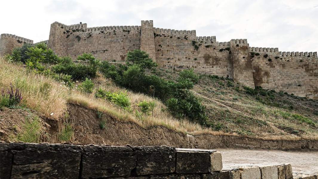 Вид на крепость Нарын-кала