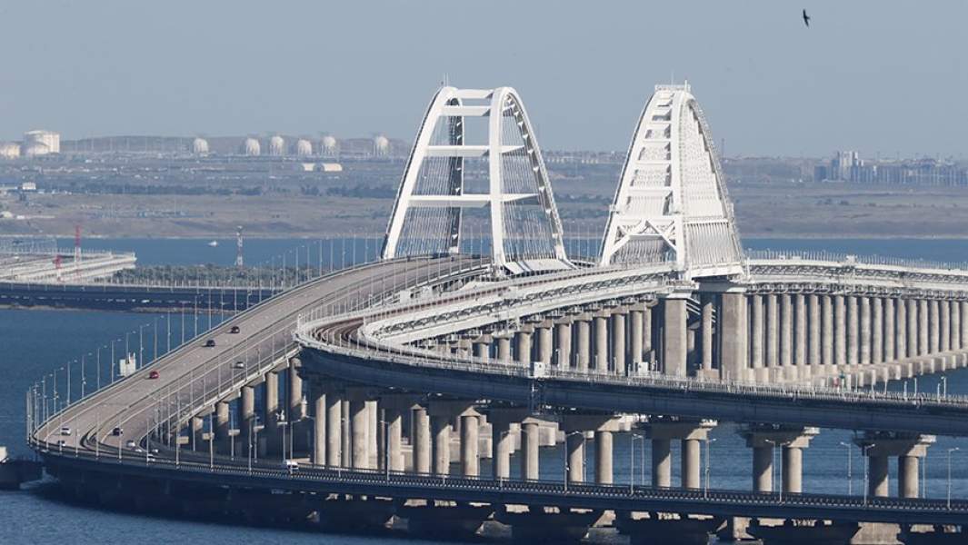 Вид на Крымский мост со смотровой площадки на горе Митридат