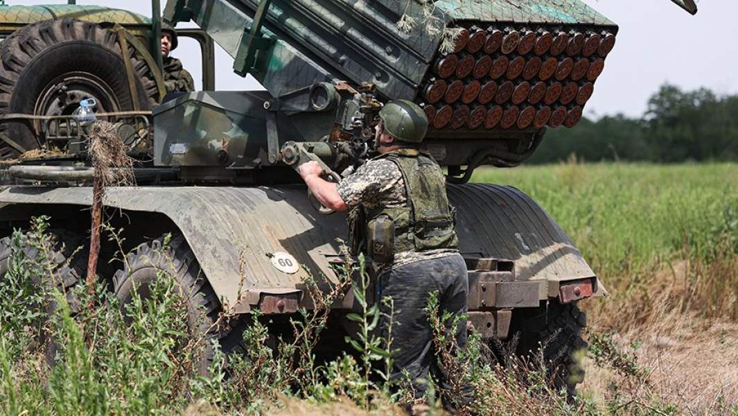 Военнослужащий во время боевой работы расчета реактивной системы залпового огня «Град»