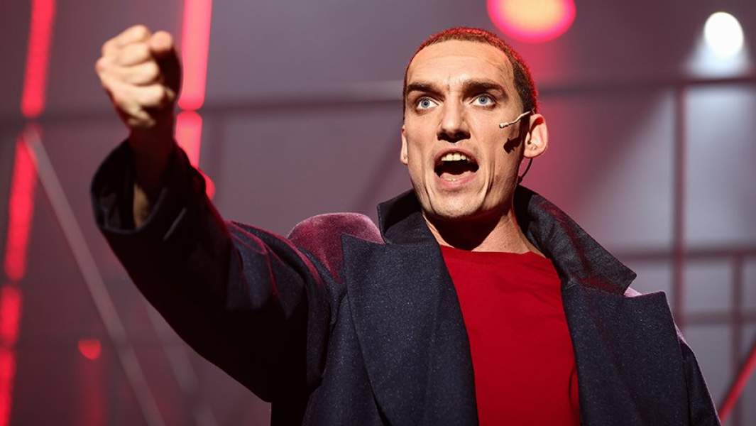 Актер Игорь Коняхин (Владимир Маяковский) во время предпремьерного показа музыкальной драмы Алексея Франдетти «Маяковский» в театре «Ленком Марка Захарова»