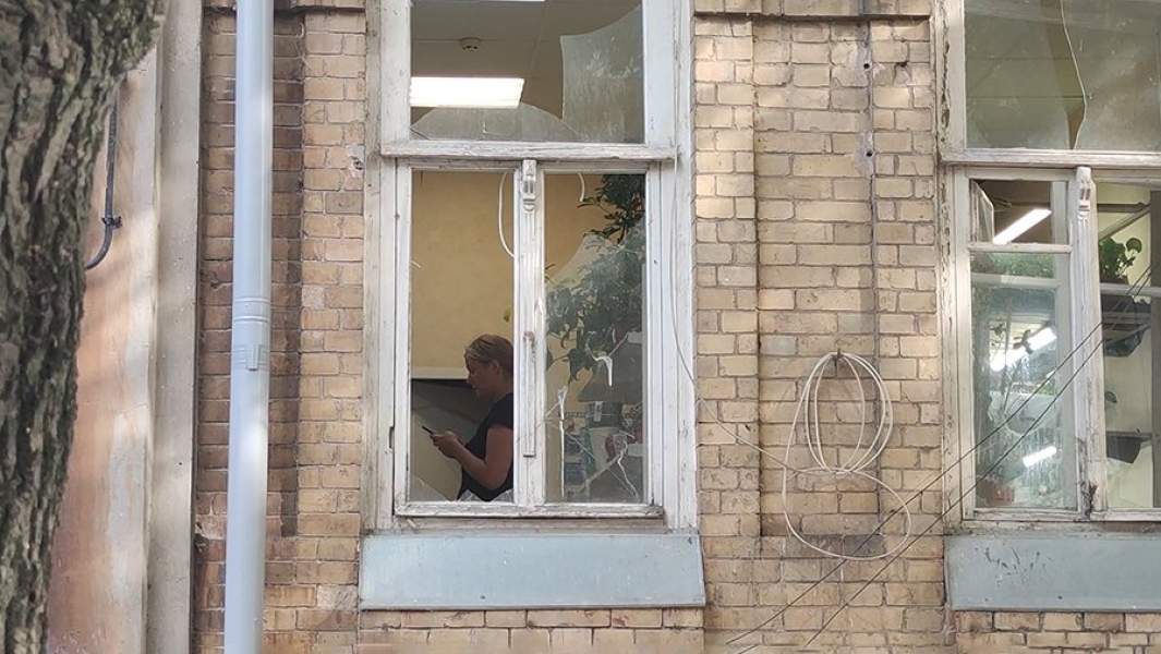 выбитые взрывом окна