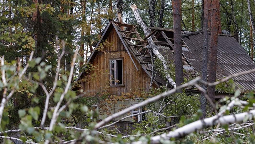 Последствия урагана в палаточном лагере на озере Яльчик в Республике Марий Эл