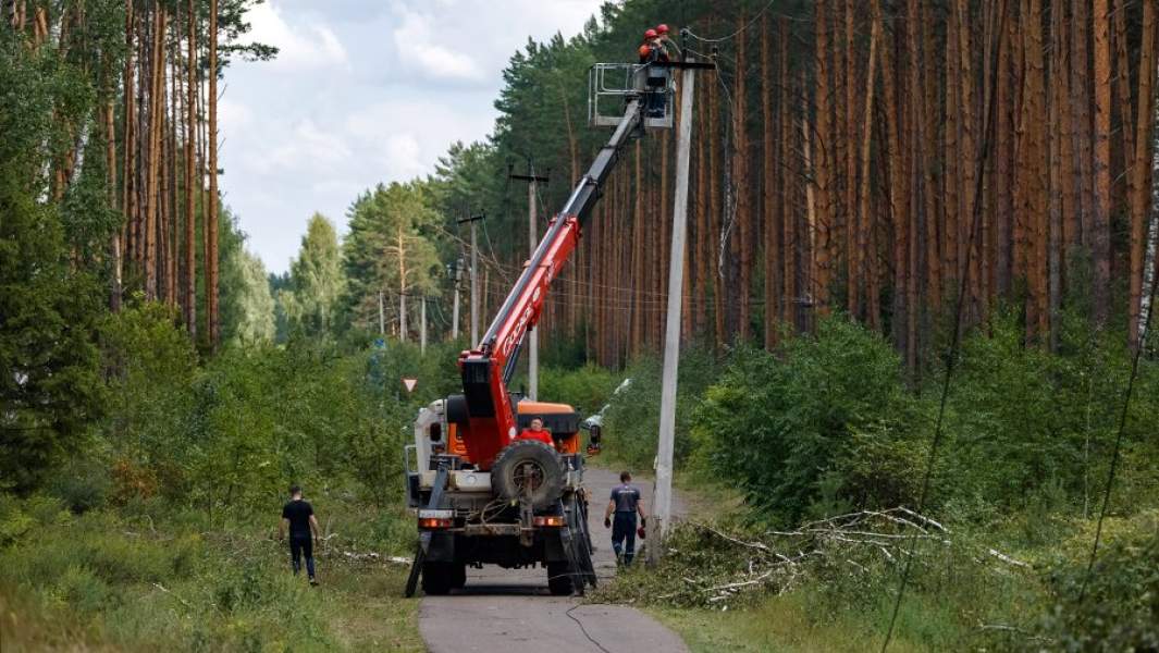 Сотрудники аварийной службы во время восстановления электроснабжения в национальном парке «Марий Чодра»