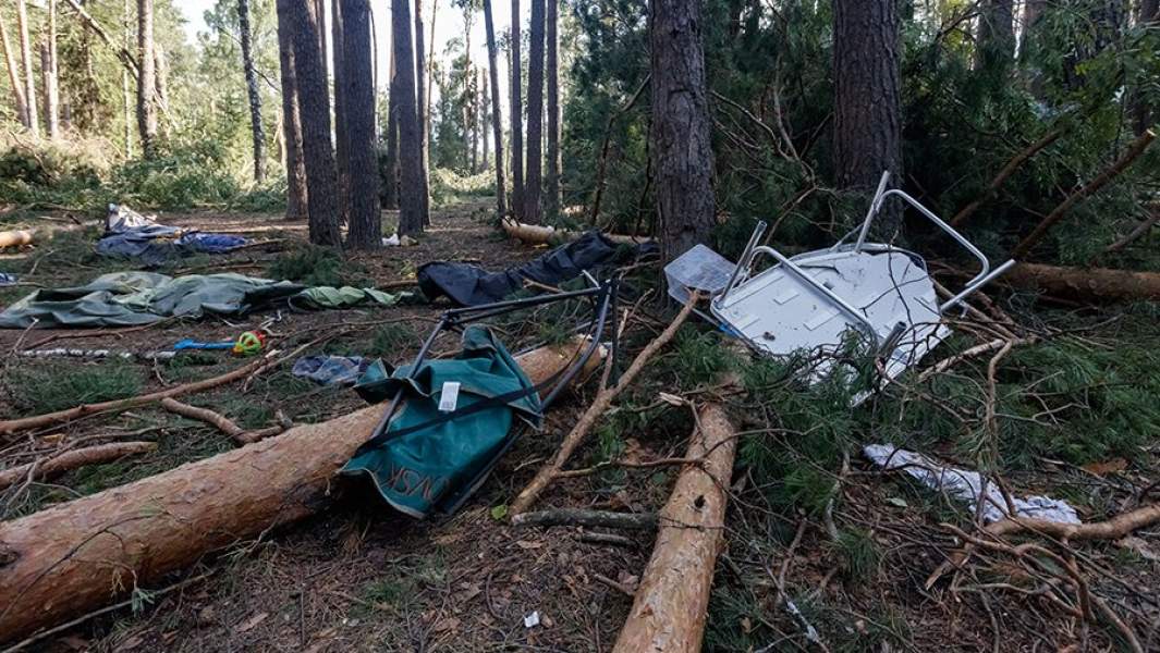 Поваленные ураганом деревья в палаточном лагере у озера Яльчик на территории национального парка «Марий Чодра»