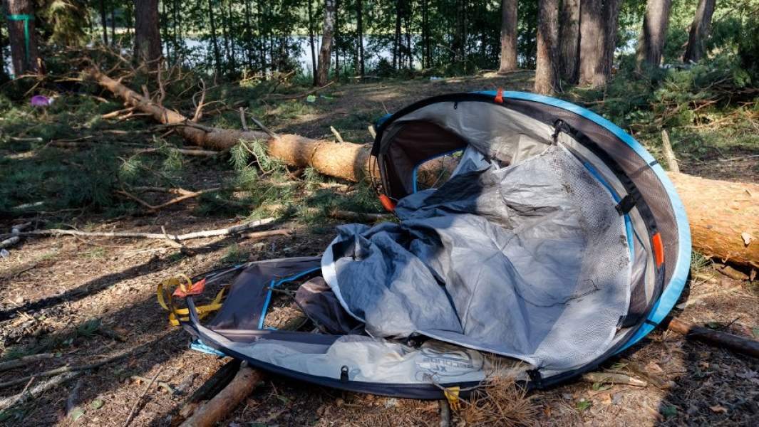 Последствия урагана в палаточном лагере на озере Яльчик в Республике Марий Эл