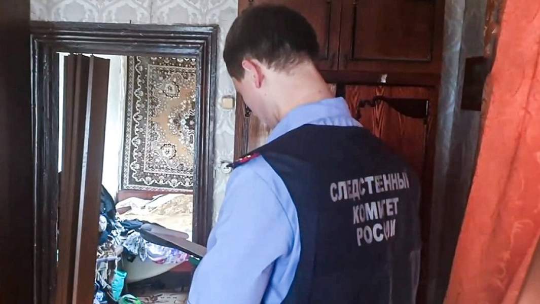 Следователь СК РФ в доме, где, по предварительной информации, удерживалась женщина, похищенная 14 лет назад