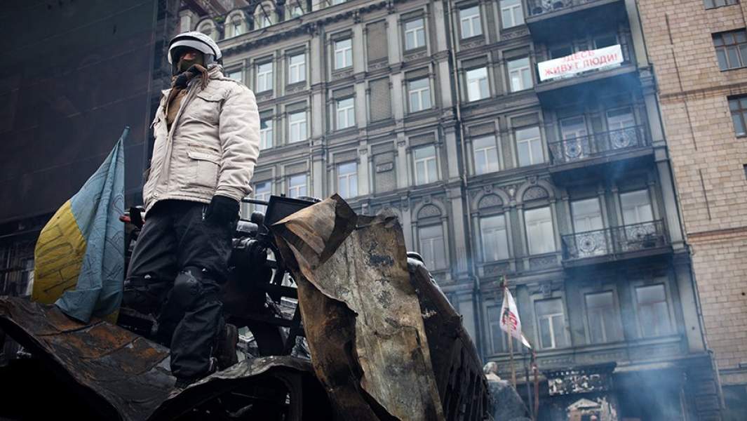 Участник уличных акций протеста оппозиции на одной из улиц города, 2014 год