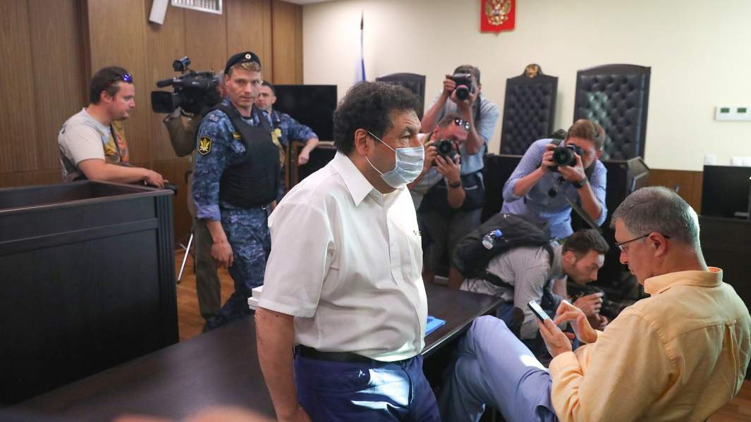 Ректор РАНХиГС Владимир Мау (в белой рубашке), обвиняемый в мошенничестве в особо крупном размере, во время заседания в Тверском суде, где проходит рассмотрение ходатайства о заключении его под домашний арест