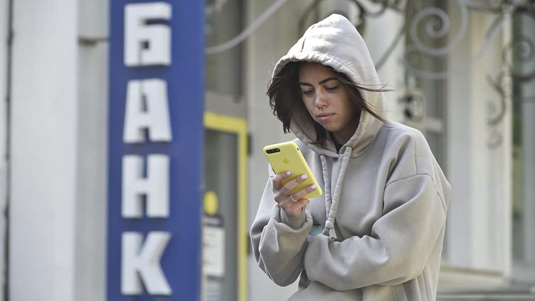 девушка с телефоном 