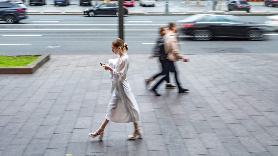 девушка улица прохожие