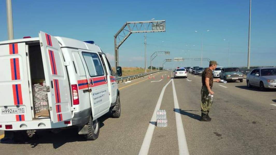 МЧС раздает воду в пробке на крымском мосту