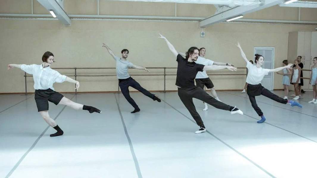 Ксения Рыжкова, Сергей Полунин, Валерия Муханова, Артур Мкртчан и Джона Кук на репетиции балета «В память»
