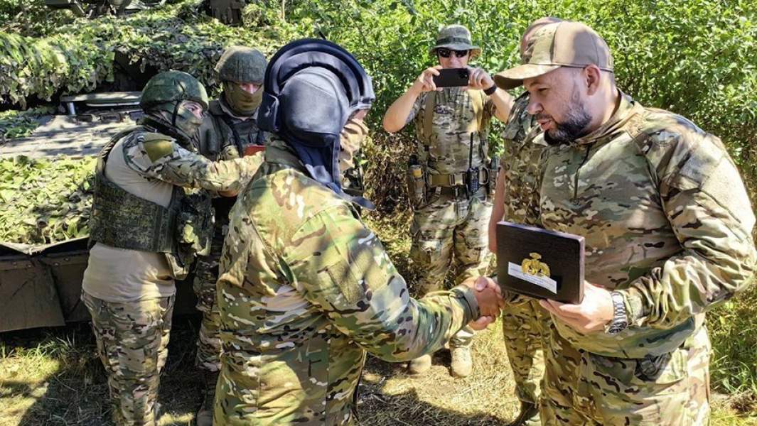 El jefe interino de la DPR, Denis Pushilin, premia a la tripulación del tanque Alyosha