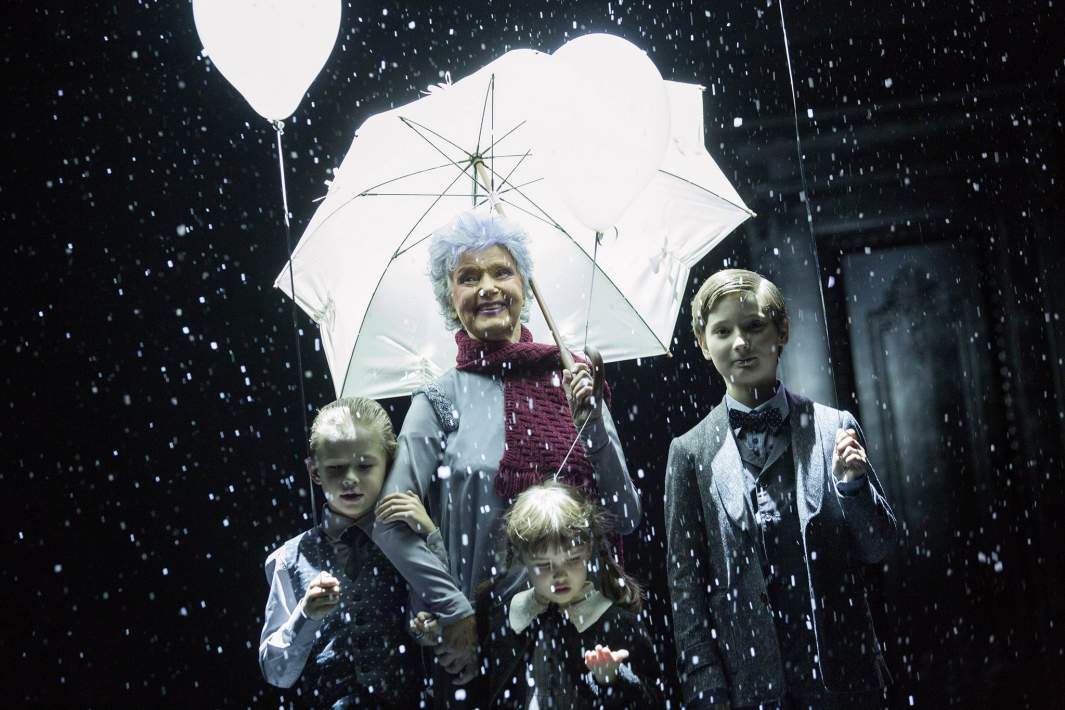 Юлия Борисова в спектакле Театра Вахтангова «Возьмите зонт, мадам Готье!»