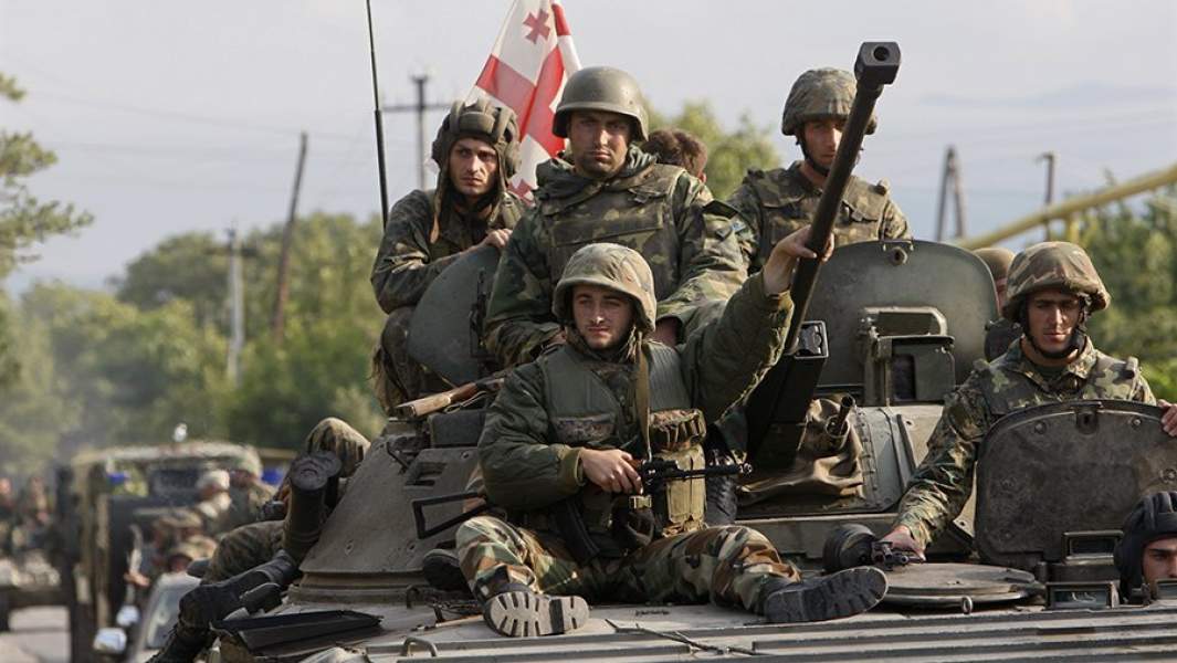 Грузинские солдаты недалеко от Цхинвала. Август 2008 года