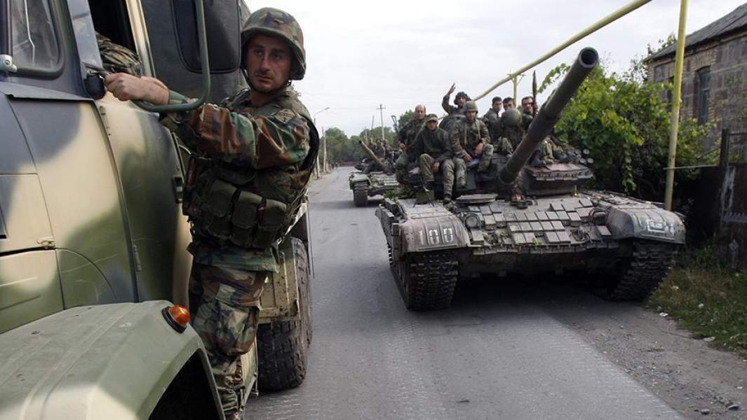 Грузинские солдаты и техника на улицах Цхинвала. 8 августа 2008 года