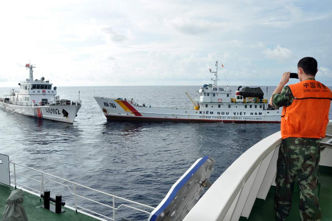 Вьетнамский морской разведывательный корабль KN-764 пытается вторгнуться в рабочую зону китайской компании и протаранить корабль китайской береговой охраны Haijing 46102 в Южно-Китайском море, 2 мая 2014 г. 
