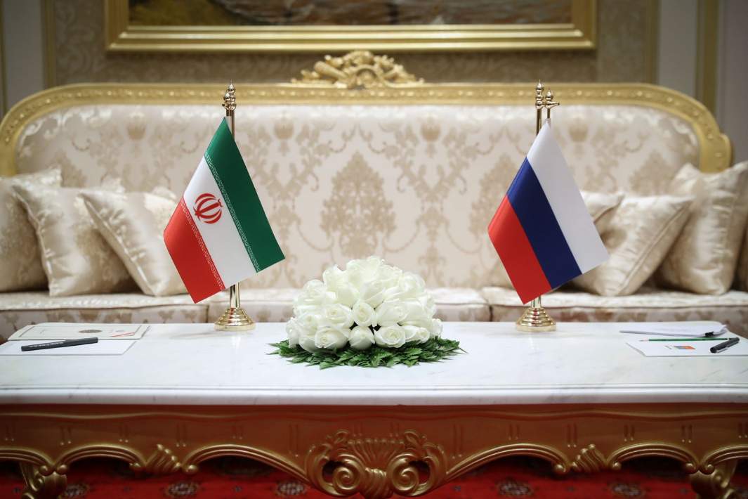 Флаги России и Ирана