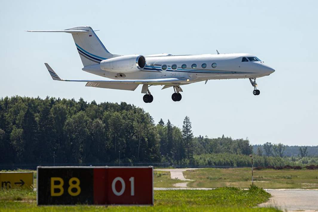 Самолет бизнес авиации во время посадки