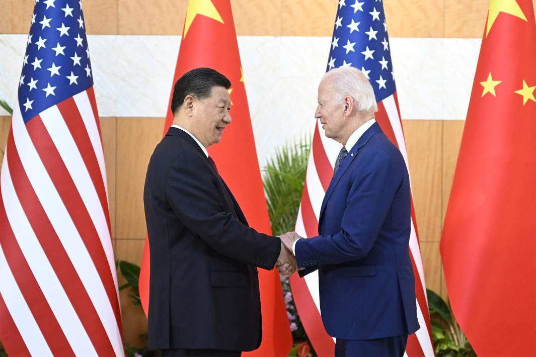 Председатель Китая Си Цзиньпин и президент США Джо Байденом