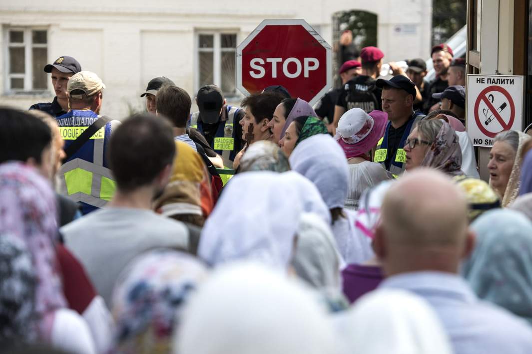 прихожане лавры